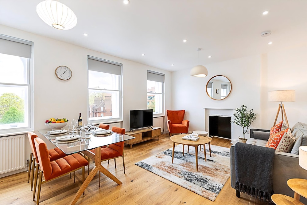Light & Luxury Chelsea Apartment: Private Balcony!