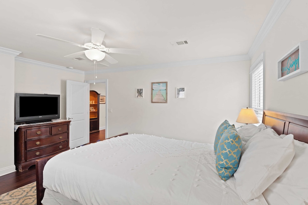 Family-friendly, Close to Beach & Game Room Windswept by Avantstay