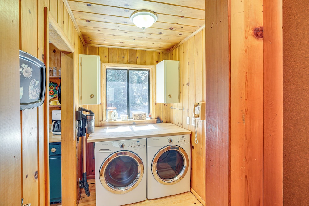 Walk to Lake Almanor: Prattville Cabin w/ 2 Decks!