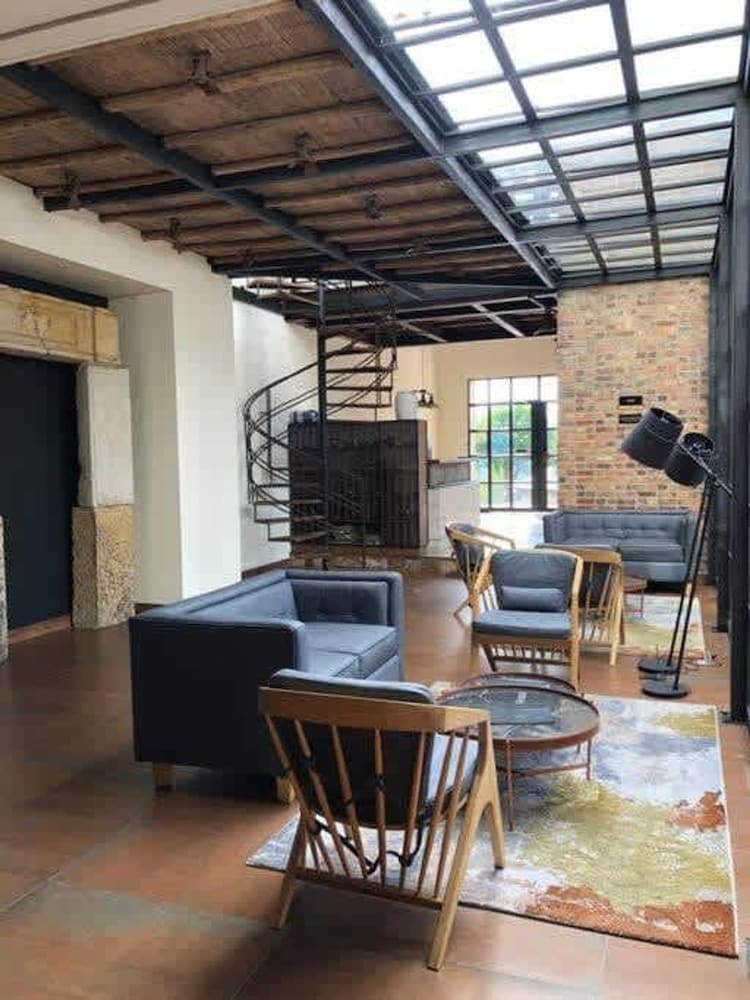 Stylish 2 Masters w Patio View
