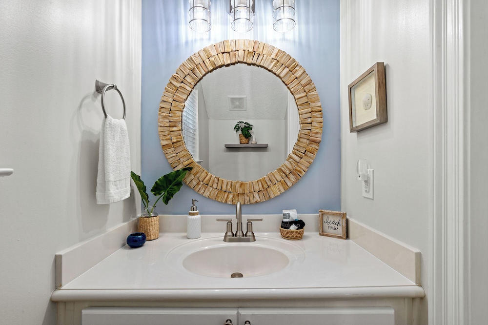 Escape to Sand Dollar Holler: Coastal Retreat, 3 Beds, 2.5 Baths, Sleeps 10!