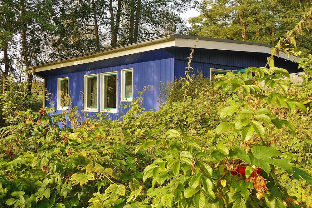 Bungalow am See mit Ruderboot in Klein Labenz