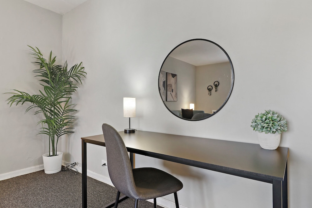 Cozy 1BR Apt Near Shops - Kimball C2