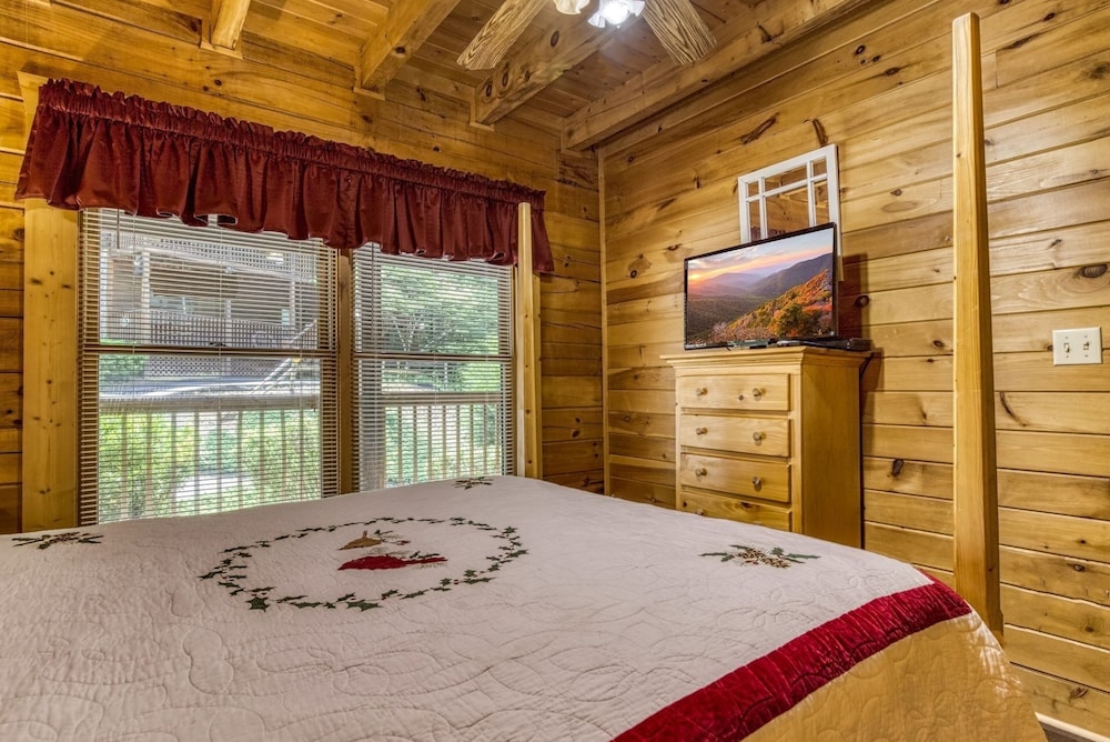 Er215 â Red Bird Haven Great Location â Close To Town! 3 Bedroom Cabin by RedAwning view 4