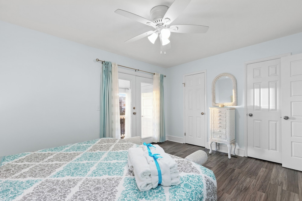 Searenity Awaits: 2-bd, 2-ba Coastal Escape! Perfect for 5! Pet Friendly!