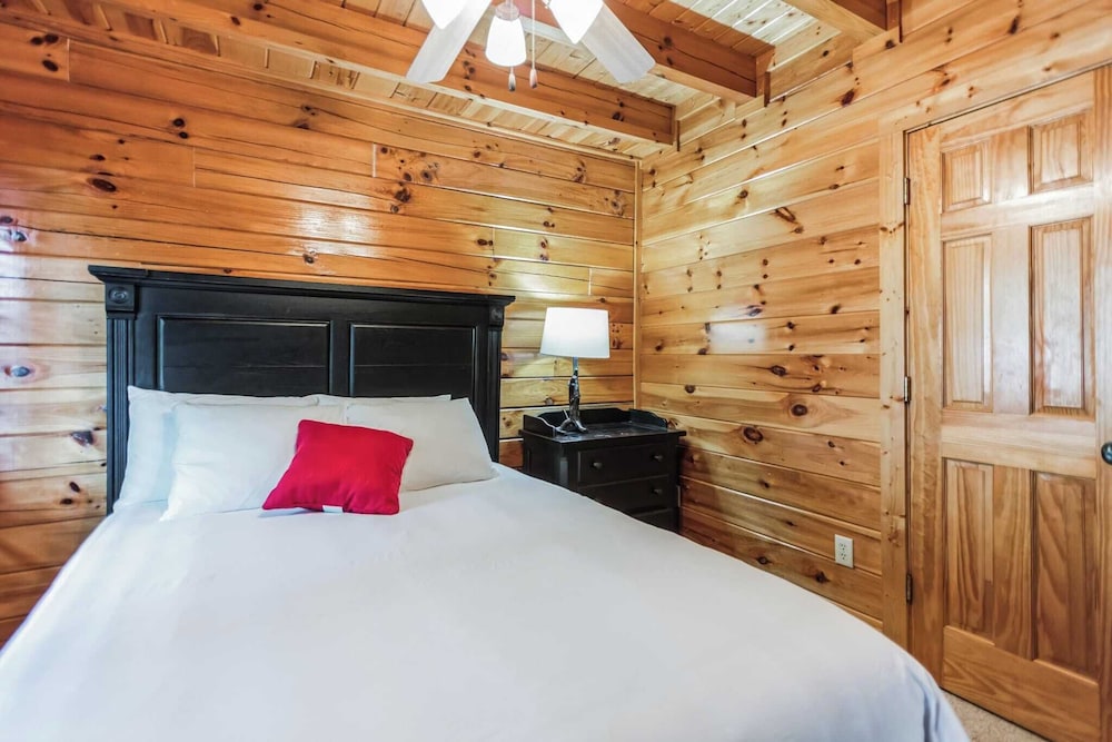 Resort Cabin w/ Hot Tub, Pool Table, Deck Views Summit View Way by Avantstay