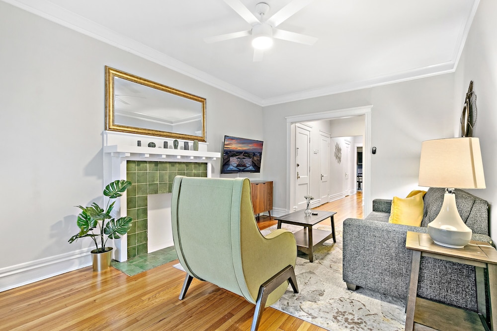 Chic 2BR Escape - Buckingham 1