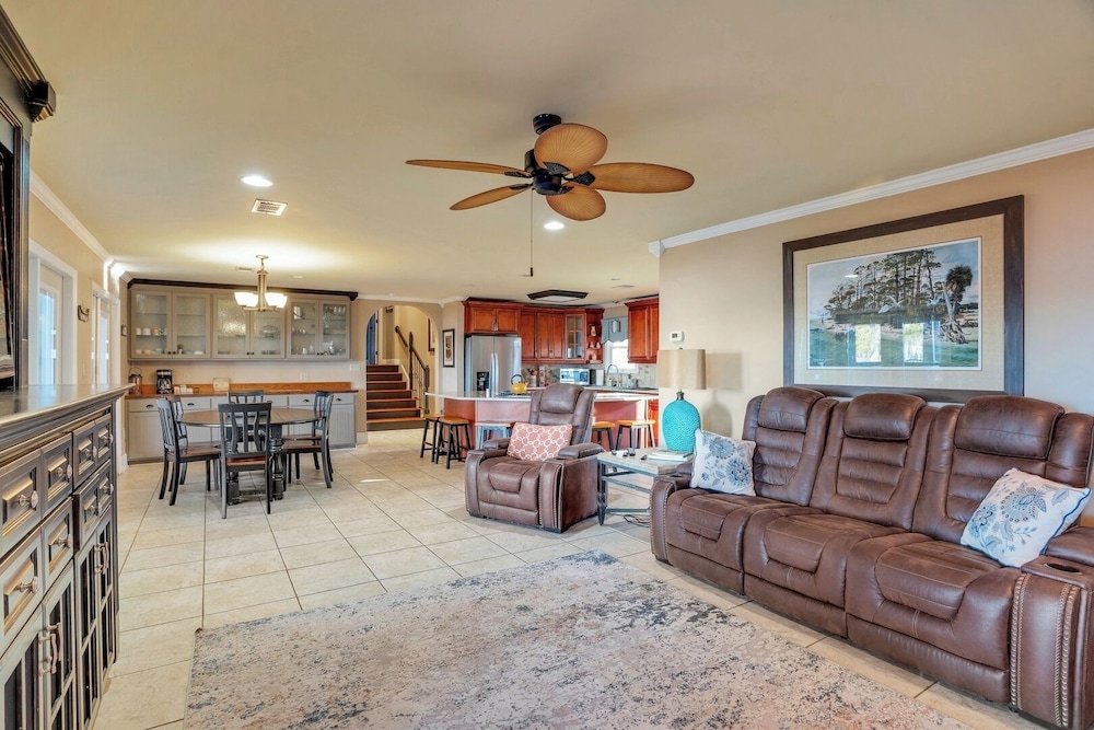 Luxury Lakefront 4br: Jacuzzi, Game Room & Wi-fi