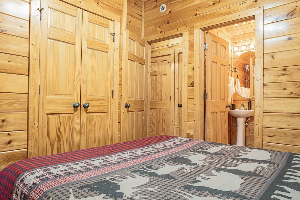 Bear Creek Way by Avantstay Hot Tub, Game Room, Air Hockey, Near Dollywood & Smoky Trails