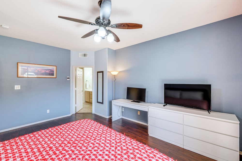 Near Hiking: Condo w/ Pool & Tennis in Phoenix!