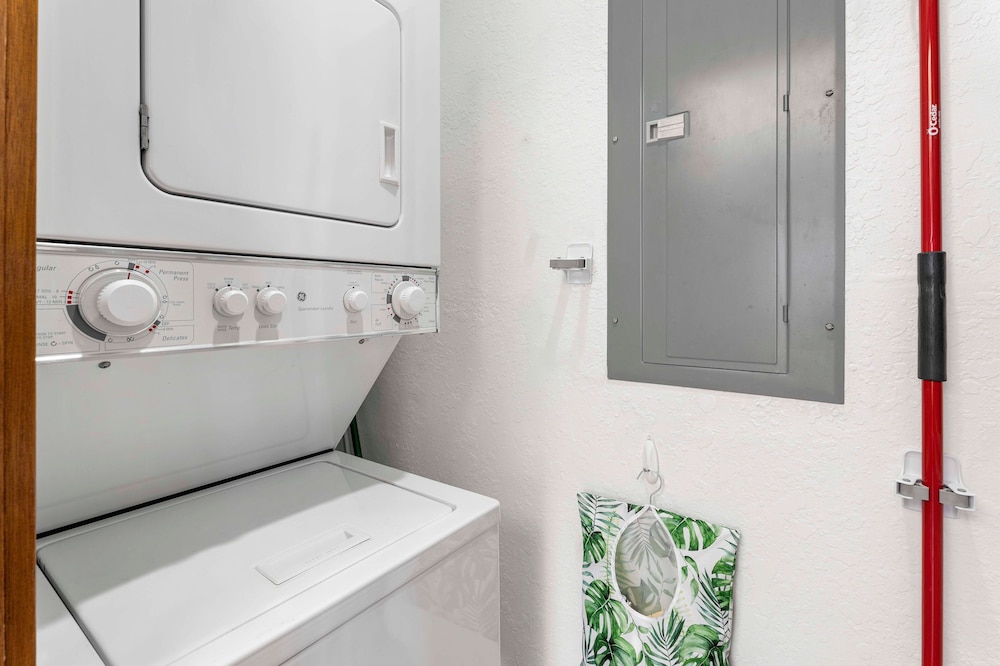 Newly Renovated - Gorgeous Condo & Location - Vrkcv