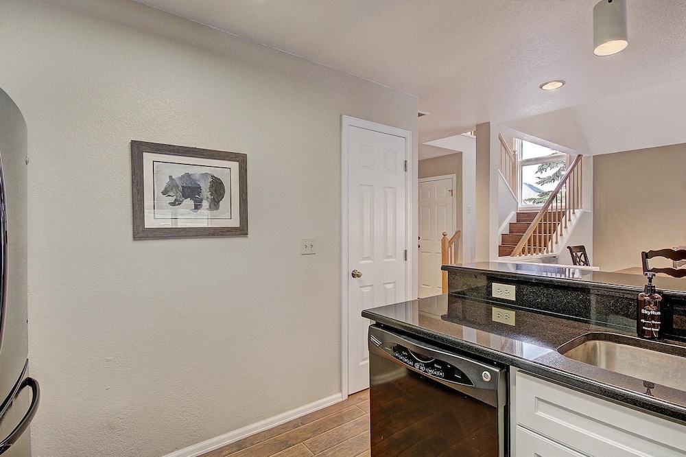 Private Mountain Town home Pet Friendly with Great Views - WD12 by Redawning