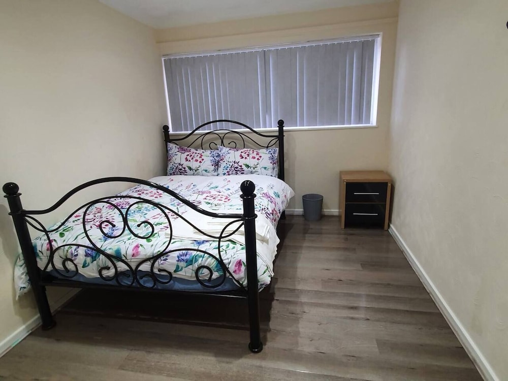Lovely 5-bed House in Essex view 3