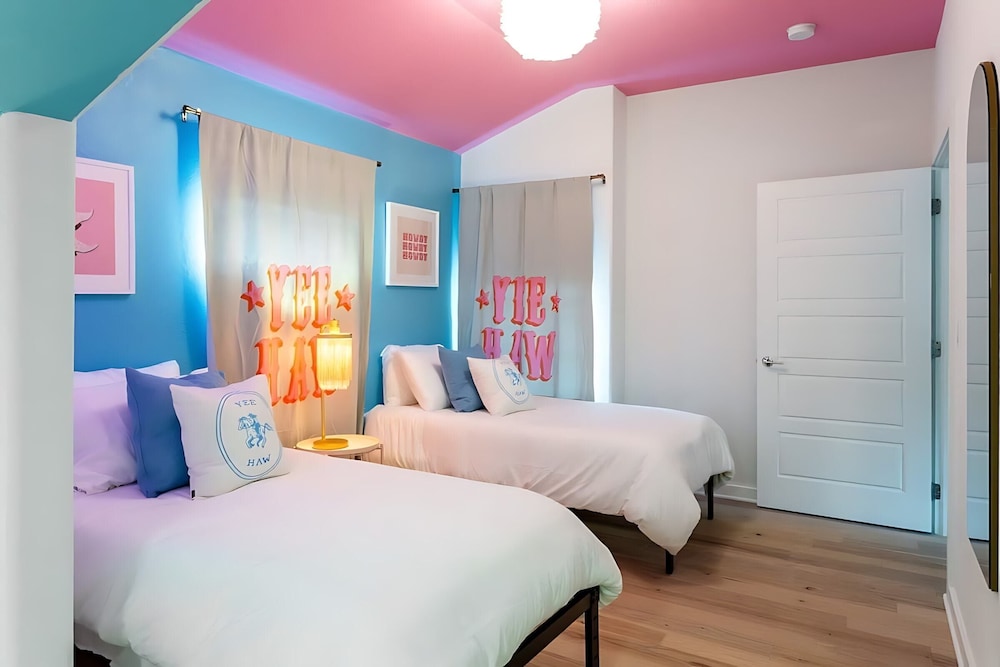 Downtown Austin Oasis w Pool & Hot Tubsleeps 16