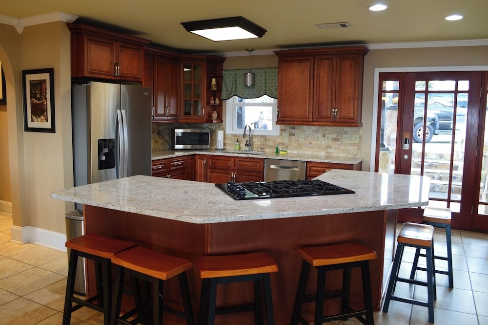 Luxury Lakefront 4br: Jacuzzi, Game Room & Wi-fi