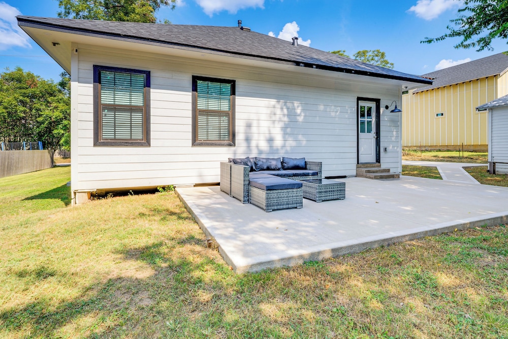 1 Mi to Dtwn Brenham! 'the Bell & Bloom Cottage'