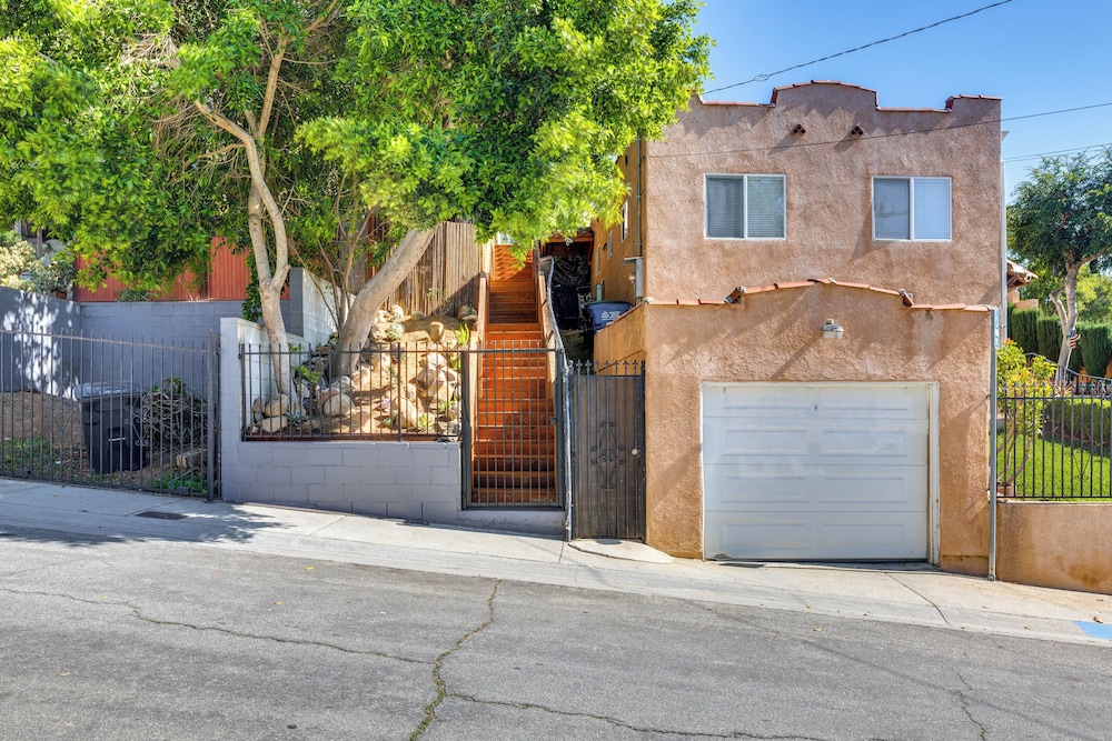 5 Mi to Dtwn Los Angeles: Apt w/ Outdoor Space!