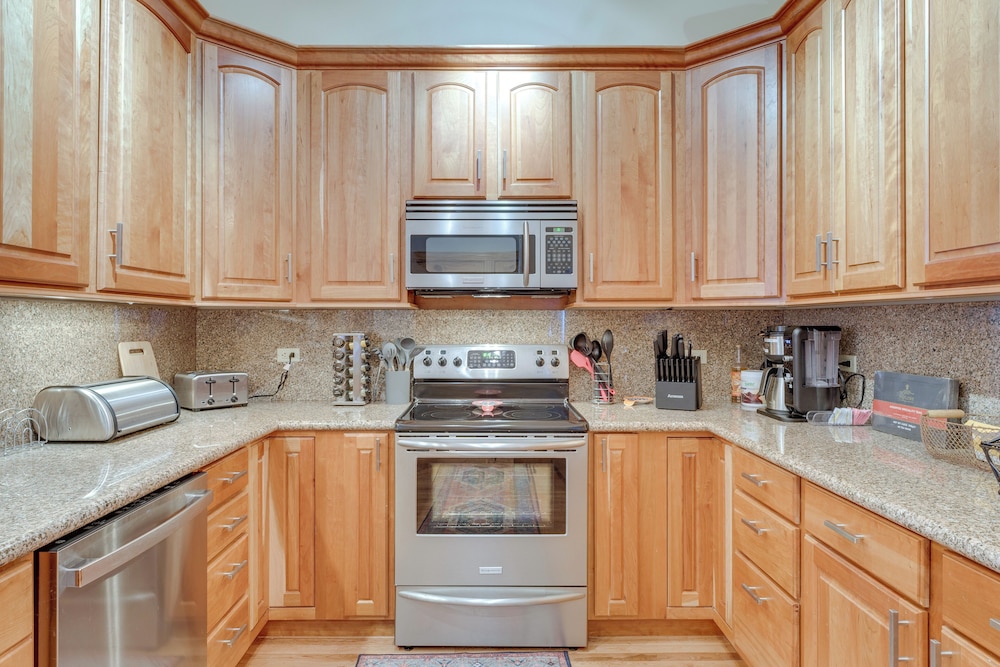 1 Mi to Skiing: Mtn-view Condo in Angel Fire!