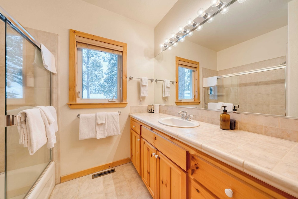 Pinewood Lodge by Avantstay Cozy Cabin Near Ski Resorts & Hiking
