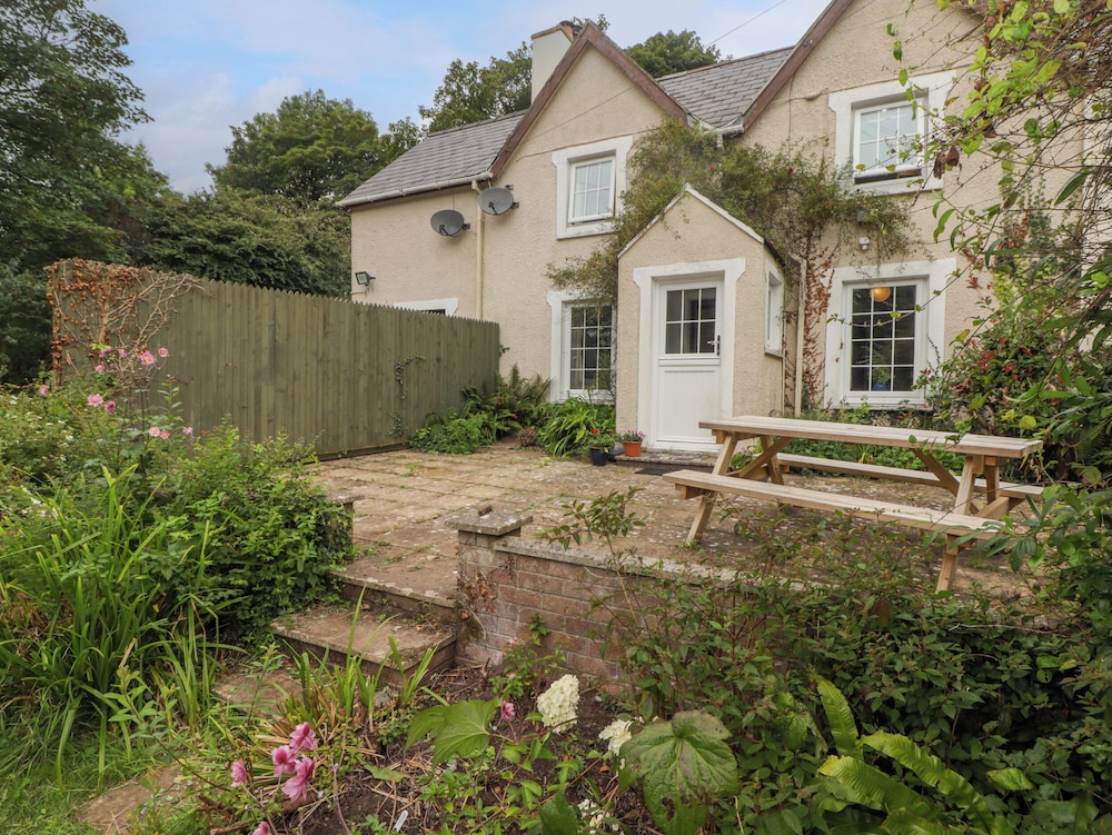 2 Cheriton Cottages