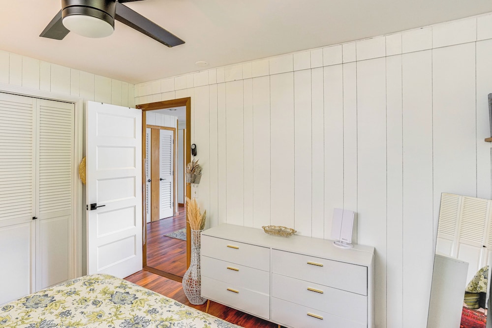 Watercrafts & Dock: Stunning Lakehouse in Becket!