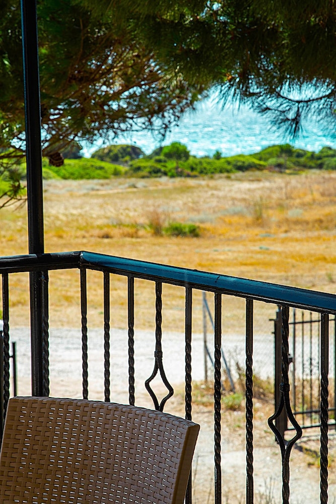 Romanos Beach Villas