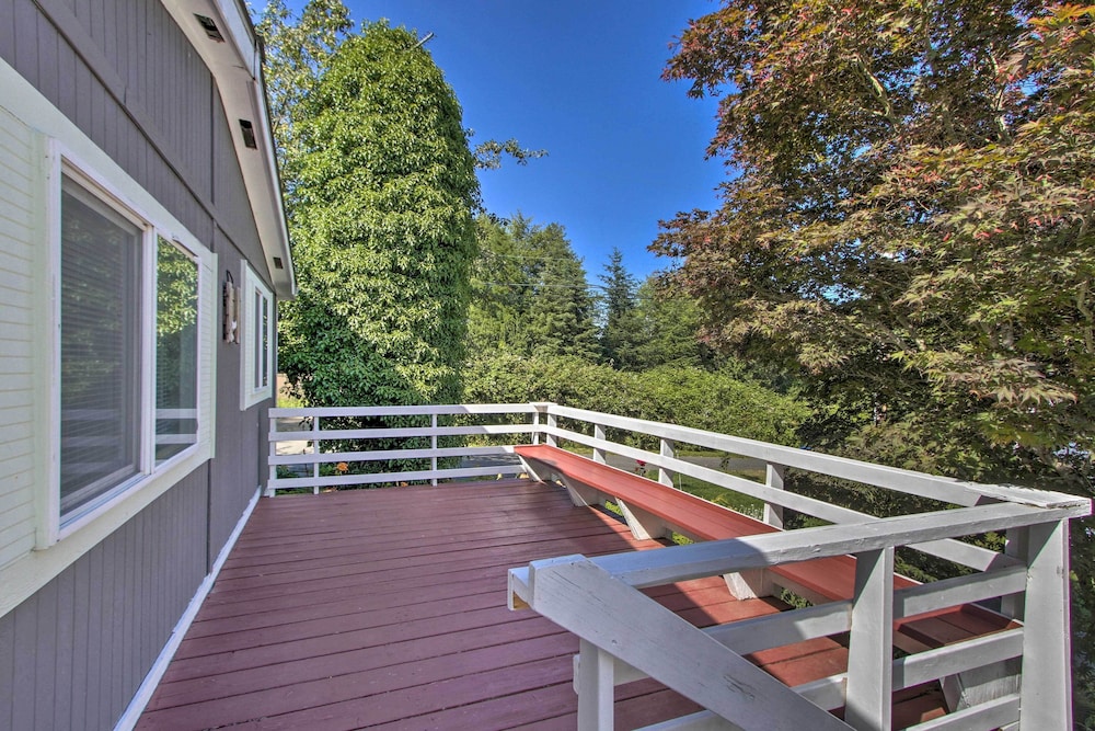 Cute Cottage w/ Deck Walk 115 Ft to Brewery & Cafe view 3
