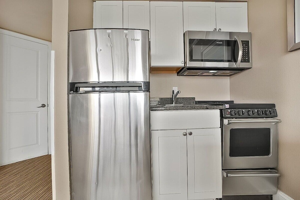 Caravelle 706 1 Bedroom Condo