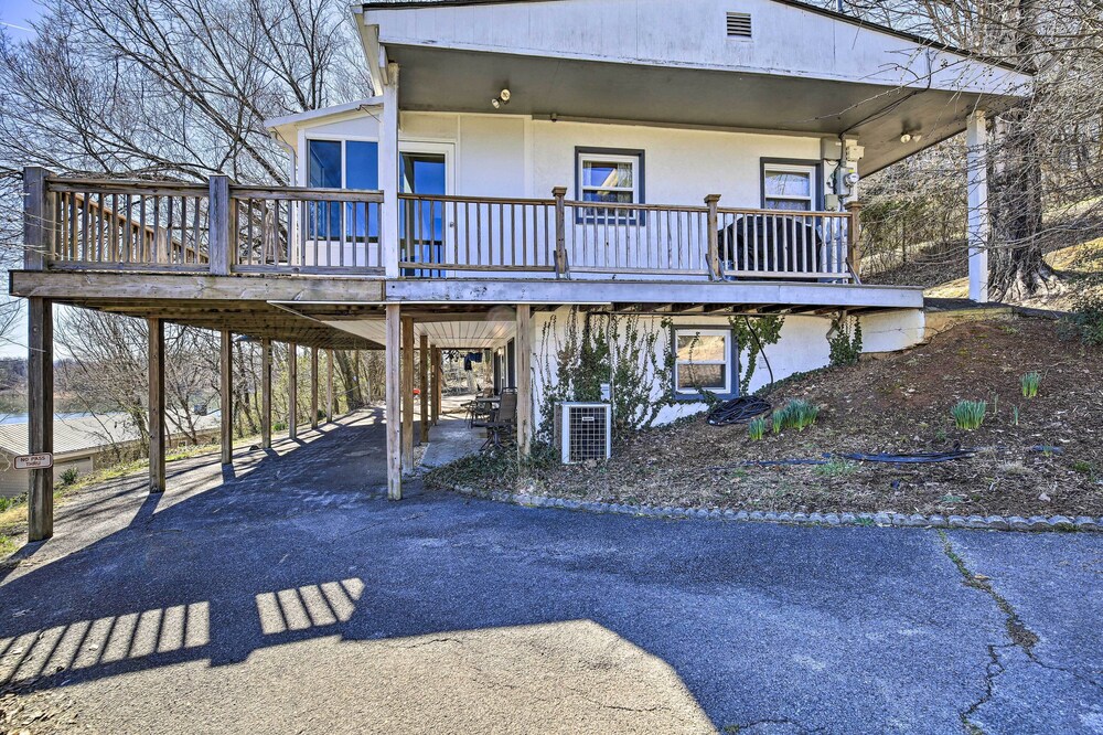 Kingsport 'boone Lake Hideaway' w/ Deck & Views!