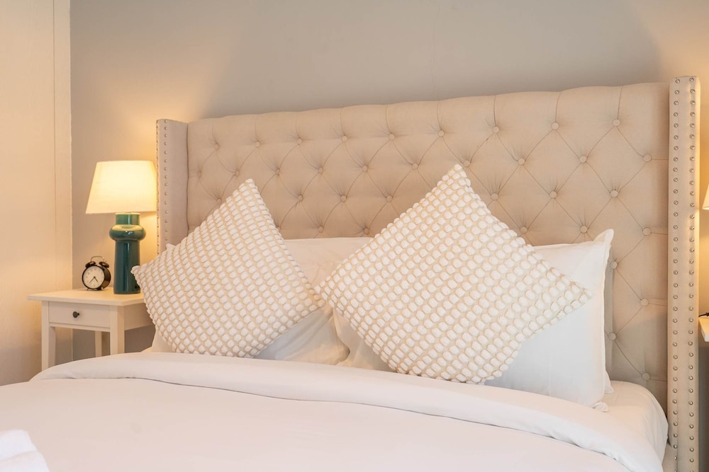Pleasing 1-bedroom for 4 in JVC for Relaxing Getaway