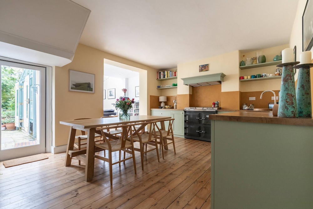 Englefield Road by Onefinestay