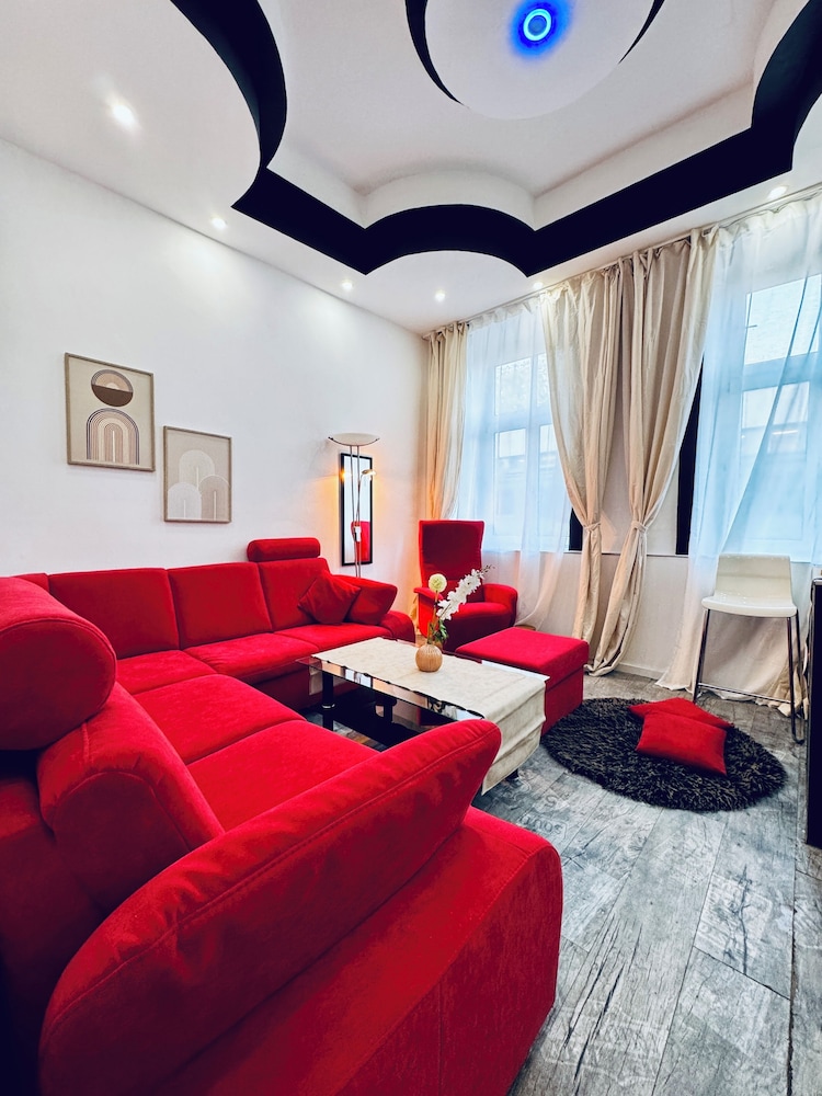 Budget 1BR Apt with Living Room AKH