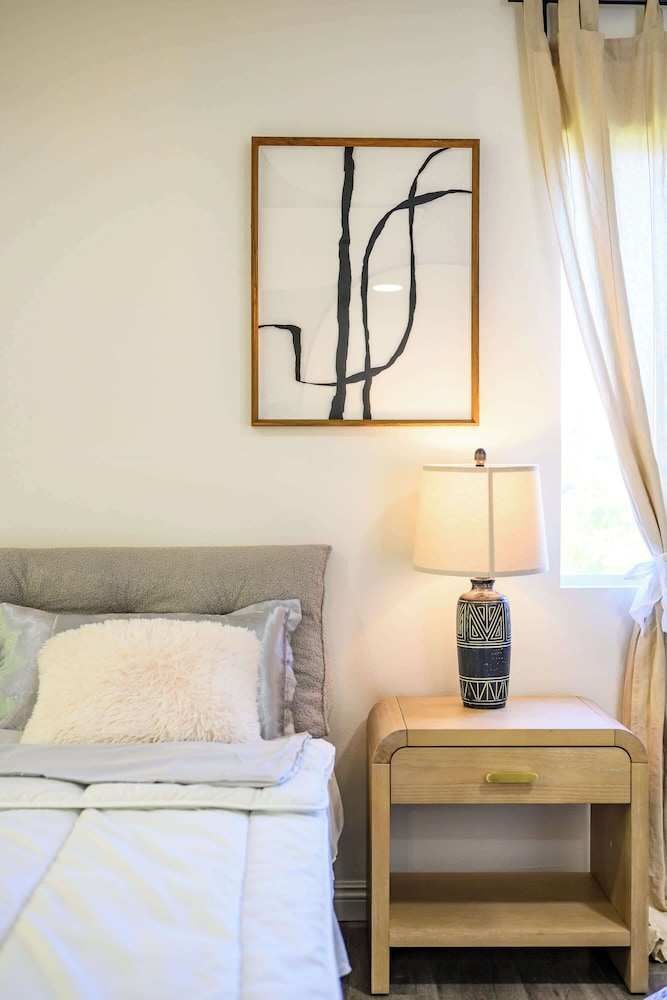Near Dtla Gem Stylish Private Suite w King bed
