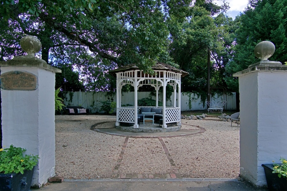 Chesnut Cottage Inn
