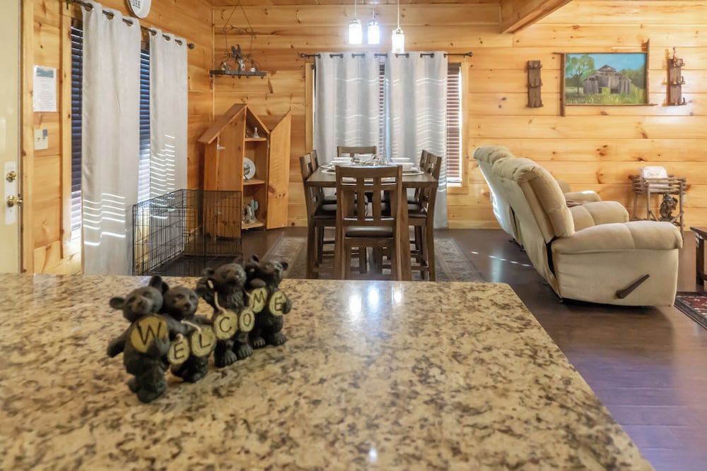 2 BR Pigeon Forge Home w/ Porch & Hot Tub