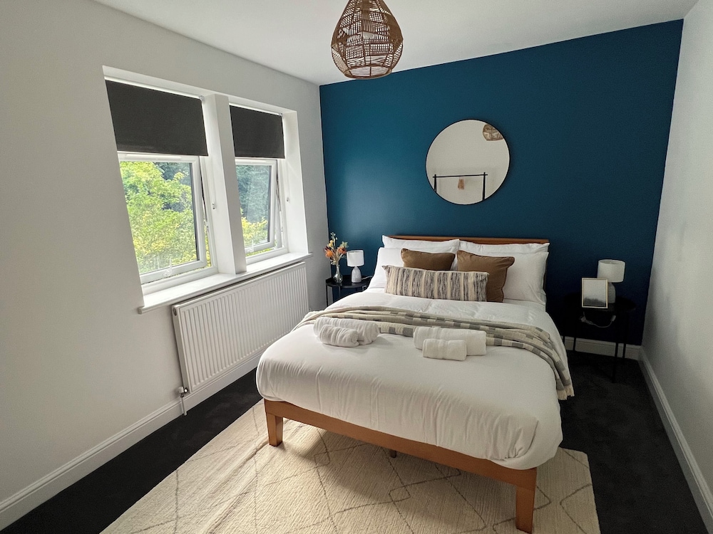 4 Beds House Coventry Sleep 7 With 3parking Spaces view 3