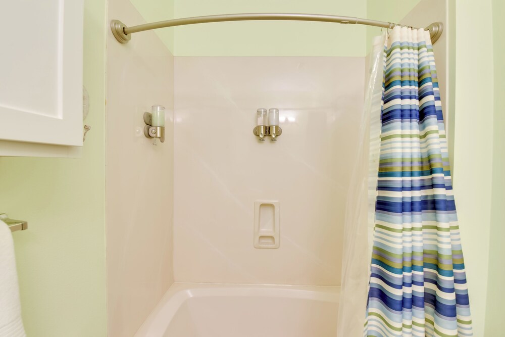 Walkable Condo w/ Pool Btwn Rosemary & Alys Beach!