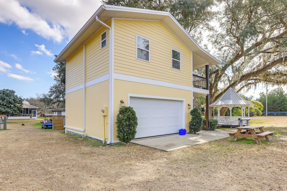 Nature Coast Hideaway w/ Deck on 5 Acres