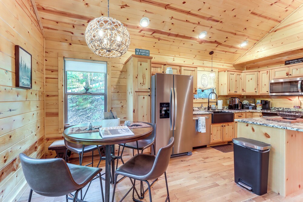 10 Mi to Main St Murphy: Cabin w/ Covered Deck!