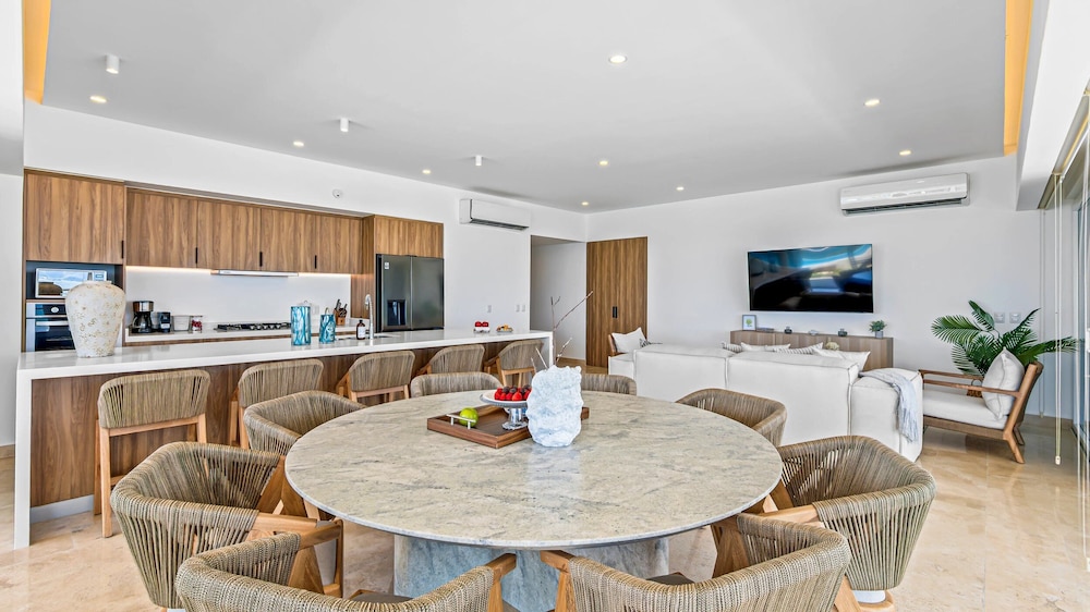 3BR with Private Pool on the Ocean