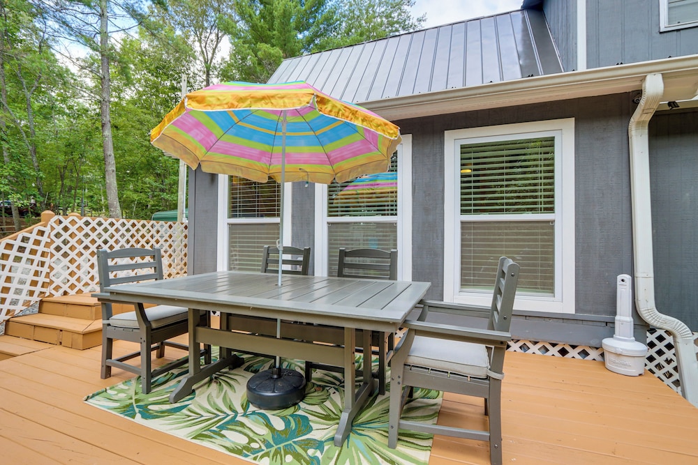 Pet-friendly Mtn Retreat w/ Yard in Blairsville!
