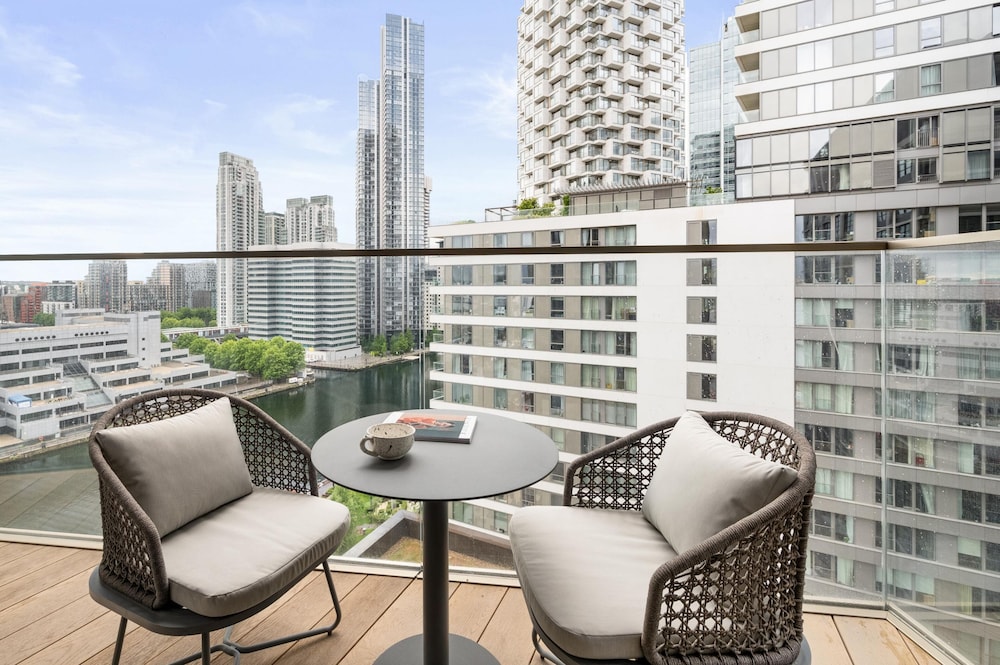 Stylish two Bedroom Apartment With River Views in Docklands photo 2