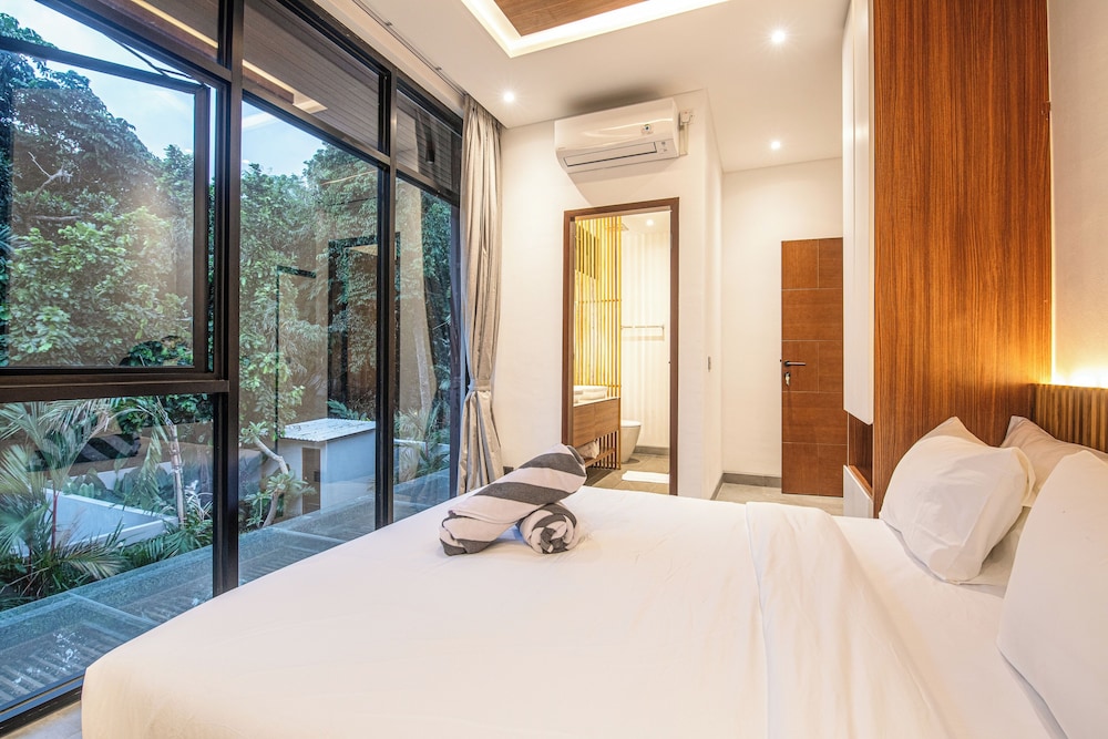 Elegant 5BR Canggu Villa 400m to Pristine Beach