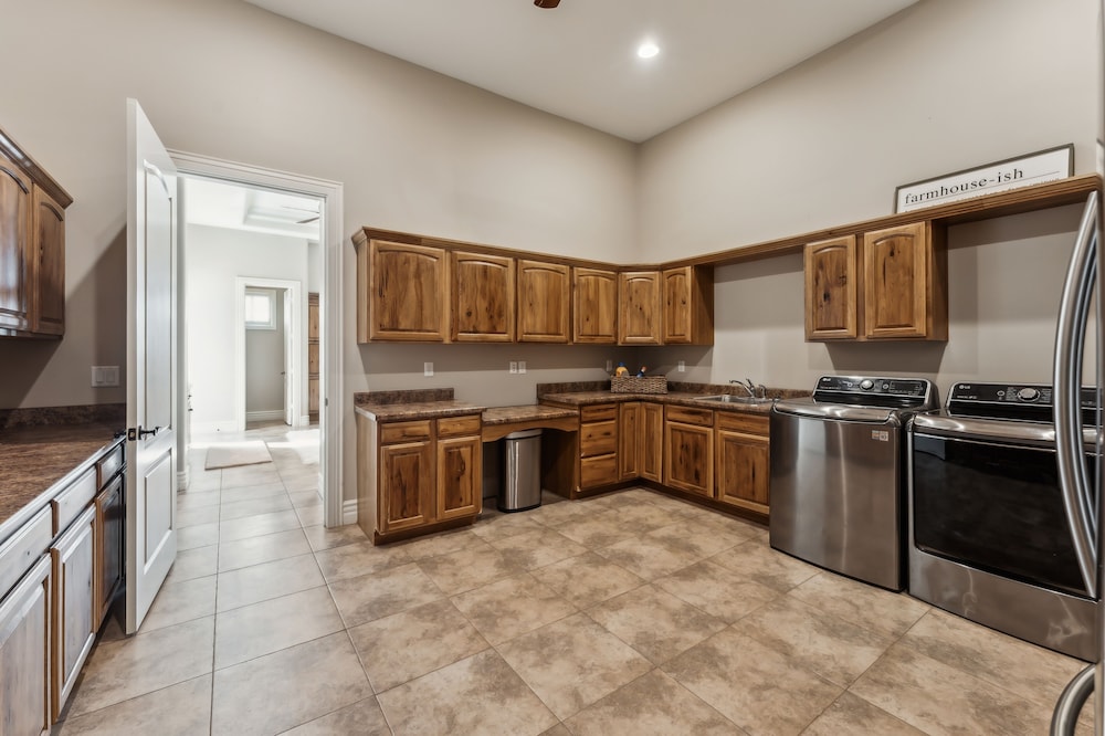Luxury Home With Slide Pool/spa/movie Theatre 5 Bedroom Home