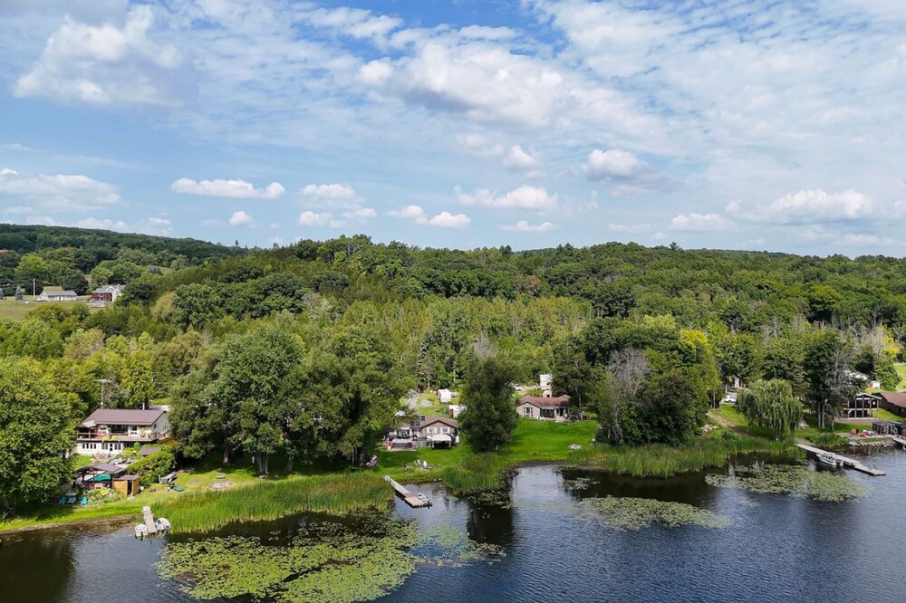 Waterfront Cottage w Swim Spa BBQ Close to Skiing