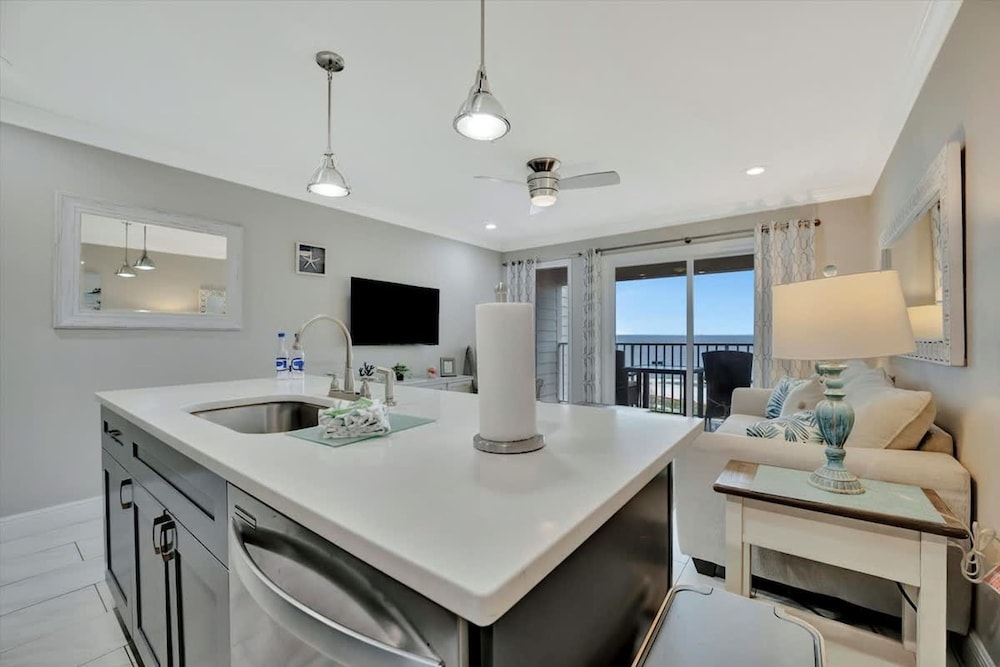 Pearl Suite a Balcony Bayview Suite Htd Pool