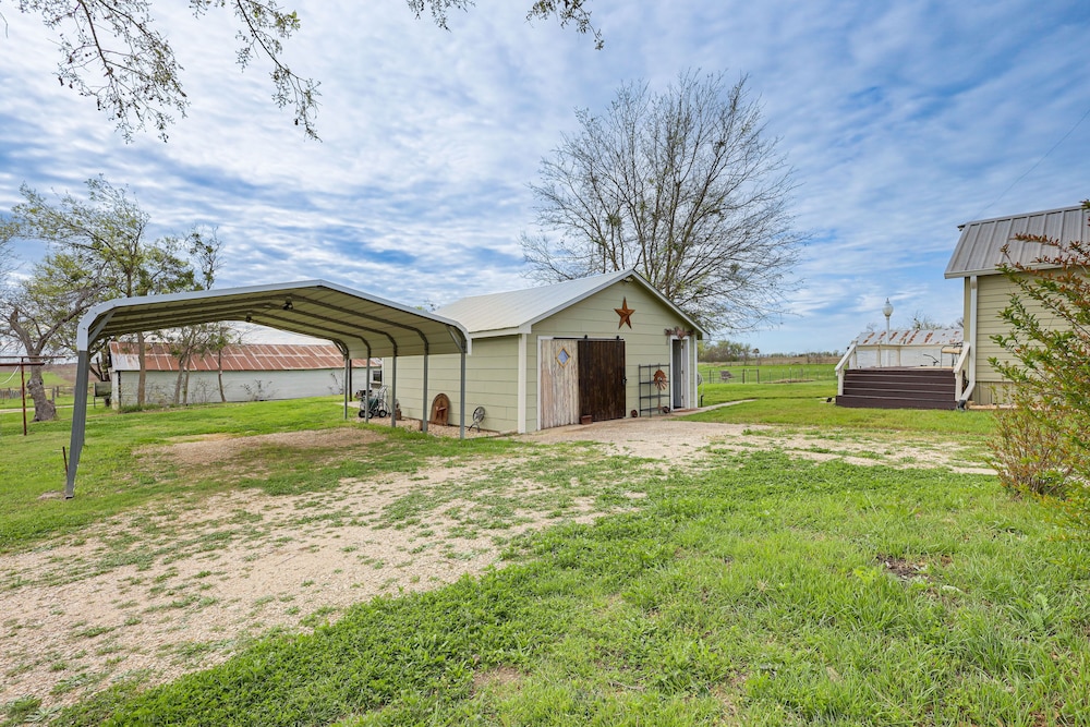 14 Acres w/ Pond Access: Farmhouse in Temple! view 2