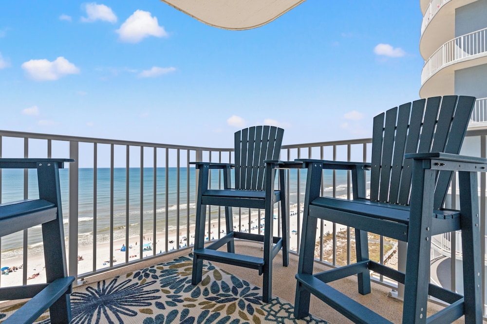 Coastal Hideaway: Cozy Beachfront Studio Sleeps 4 With Stunning Views!