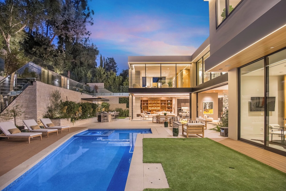 Hutton Villa - 5-bedroom Retreat in Iconic Beverly Hills Oasis