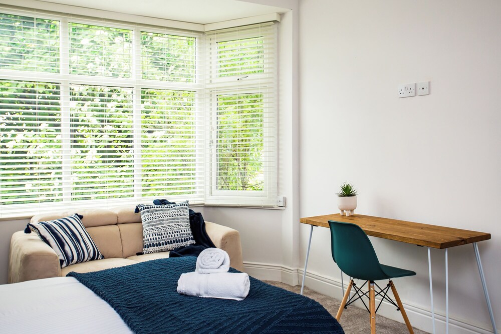 Spacious 5 Bed House Newcastle Gateshead view 3